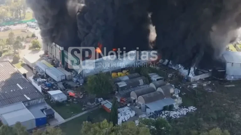 Voraz incendio en un depósito de pinturas: trabajan 25 dotaciones de bomberos